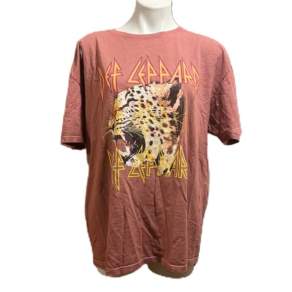Def Leppard salmon colored leopard print graphic t-shirt unisex - Picture 1 of 6